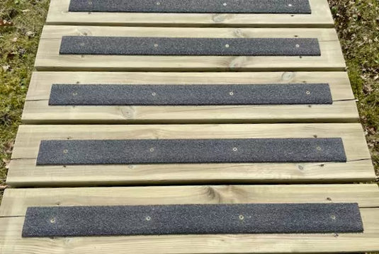 Skridsikre lister på bro