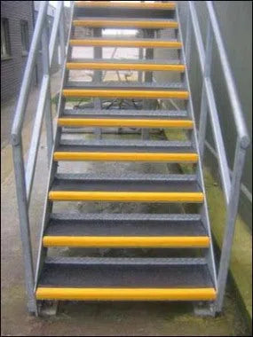 Skridsikker GRP Trappetrin - Sort med gul kant - Korn 50-60