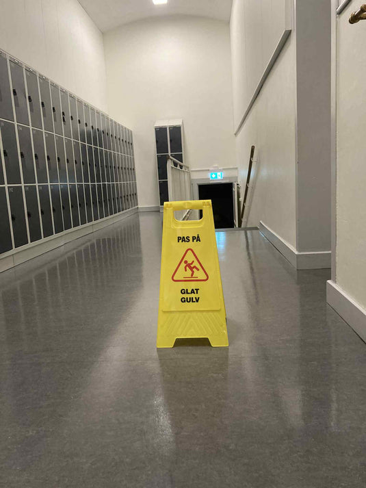 Advarselsskilt “Pas på – Glat gulv” | Sammenklappeligt gult skilt med piktogram (58 cm)