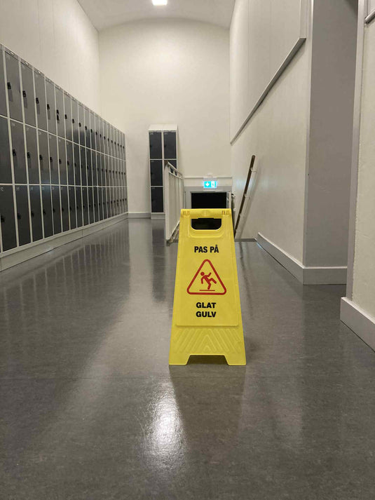 Advarselsskilt “Pas på – Glat gulv” | Sammenklappeligt gult skilt med piktogram (58 cm)