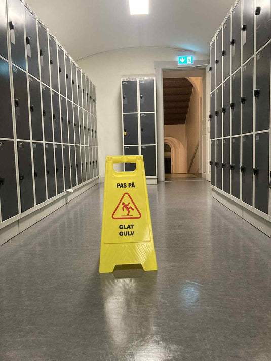 Advarselsskilt “Pas på – Glat gulv” | Sammenklappeligt gult skilt med piktogram (58 cm)