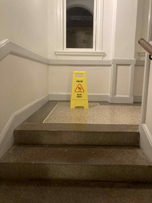 Advarselsskilt “Pas på – Glat gulv” | Sammenklappeligt gult skilt med piktogram (58 cm)