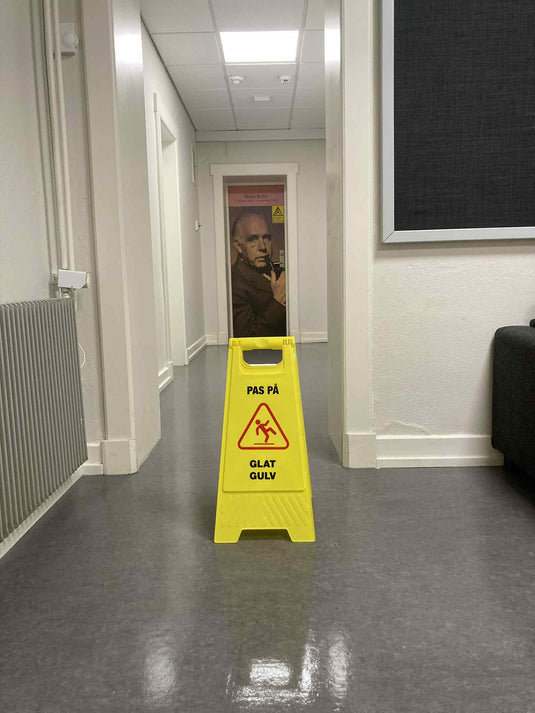Advarselsskilt “Pas på – Glat gulv” | Sammenklappeligt gult skilt med piktogram (58 cm)