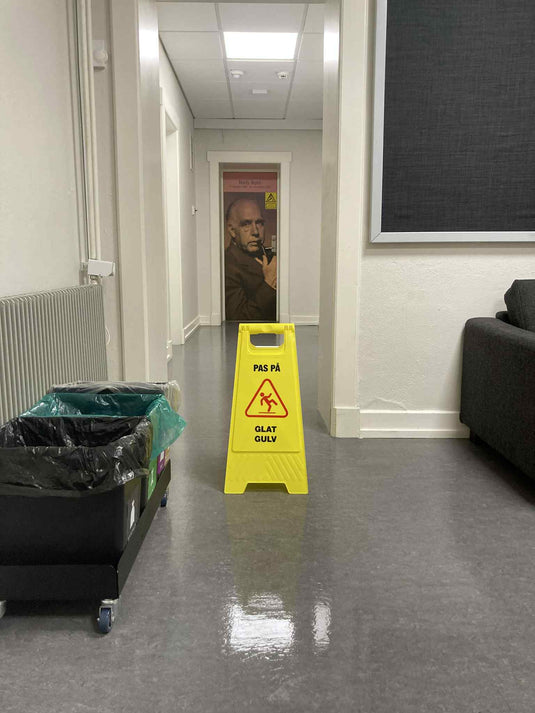 Advarselsskilt “Pas på – Glat gulv” | Sammenklappeligt gult skilt med piktogram (58 cm)