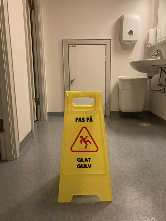 Advarselsskilt “Pas på – Glat gulv” | Sammenklappeligt gult skilt med piktogram (58 cm)
