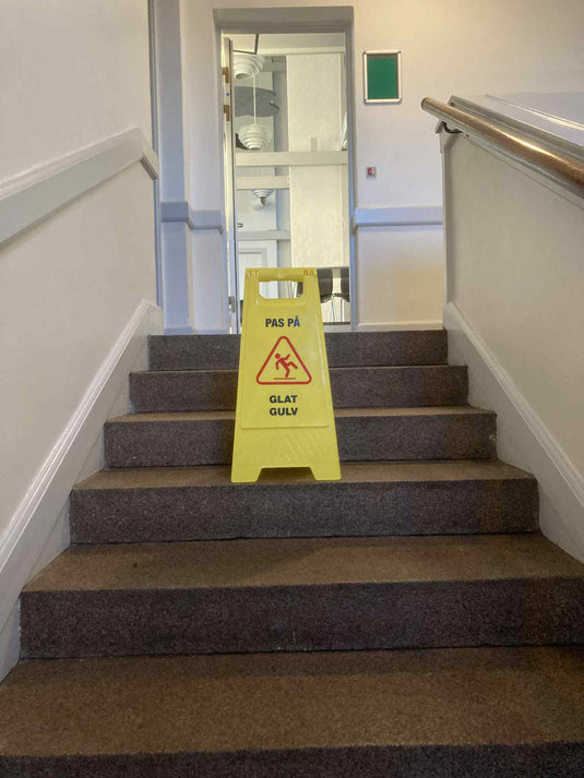 Advarselsskilt “Pas på – Glat gulv” | Sammenklappeligt gult skilt med piktogram (58 cm)
